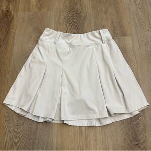 HALARA White Golf Skirt with Pleats and Shorts